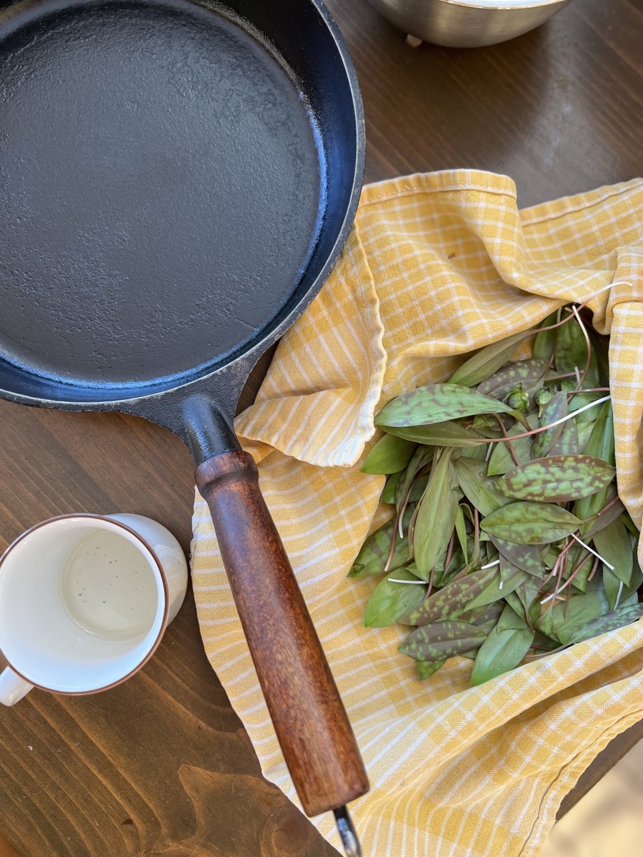 Feuilles d’érythrone prêtes à être sautées à la poêle