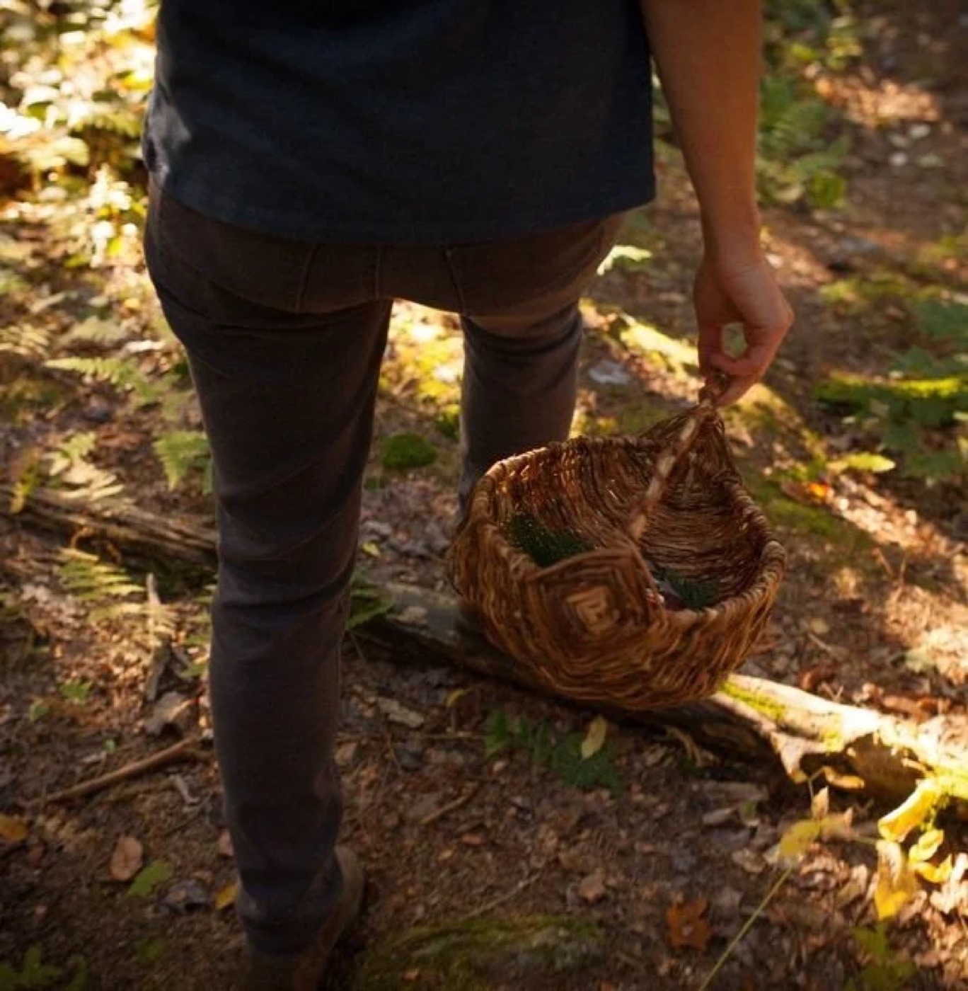 Panier au bras, pas dans le sentier