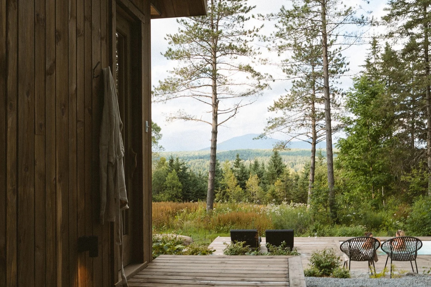 Terrasse du sauna avec vue sur la forêt