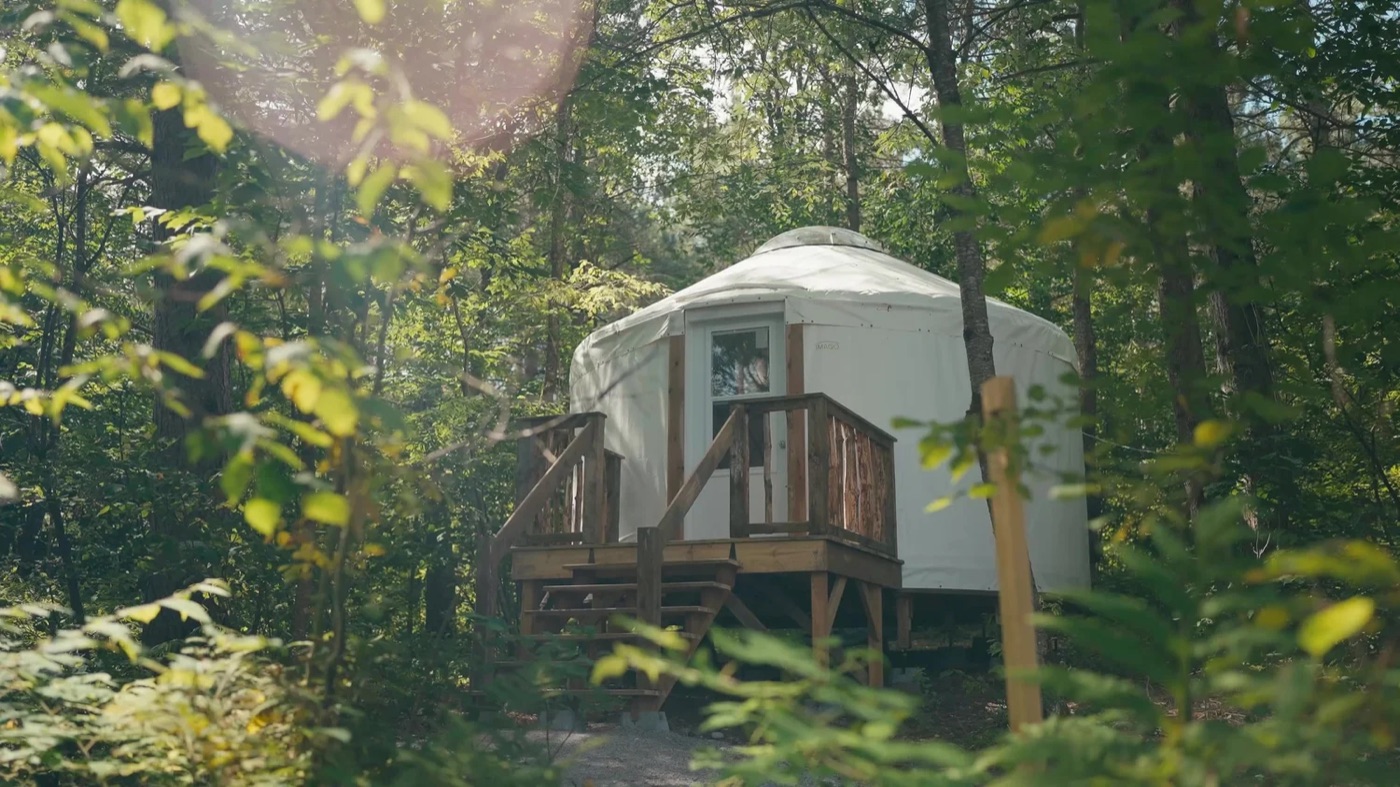 Yourte dans la forêt aux Écogîtes Inspire